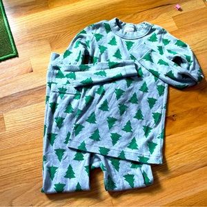 Hanna Andersson pajamas- size 8 (130) tree print